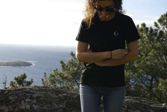 Camiseta negra bordada