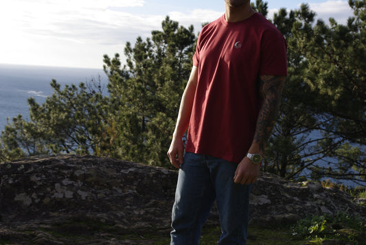 Camiseta roja bordada