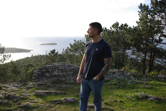 Camiseta azul bordada