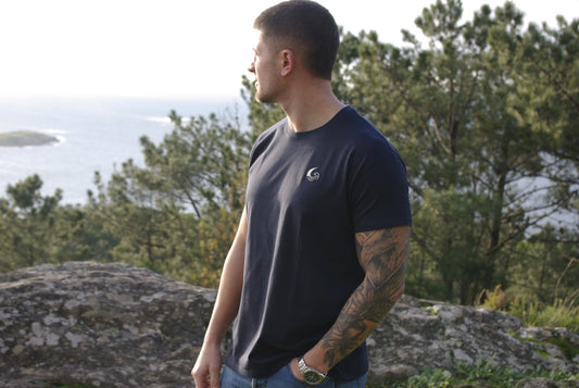 Camiseta azul bordada