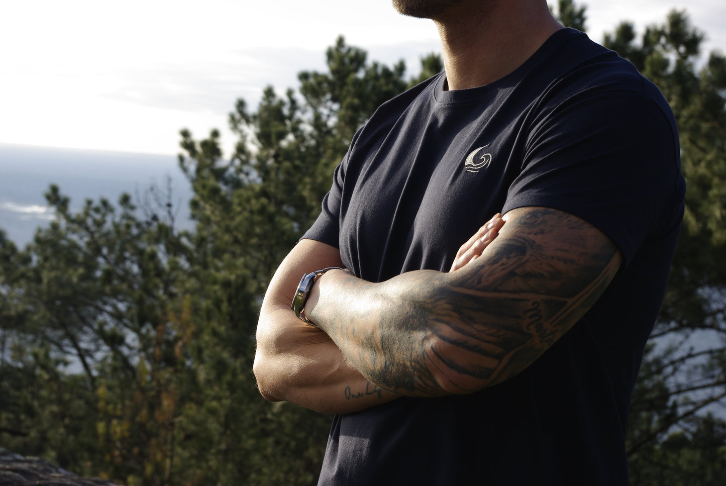 Camiseta azul bordada