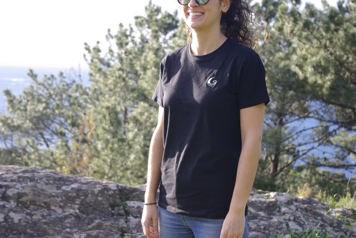 Camiseta negra bordada