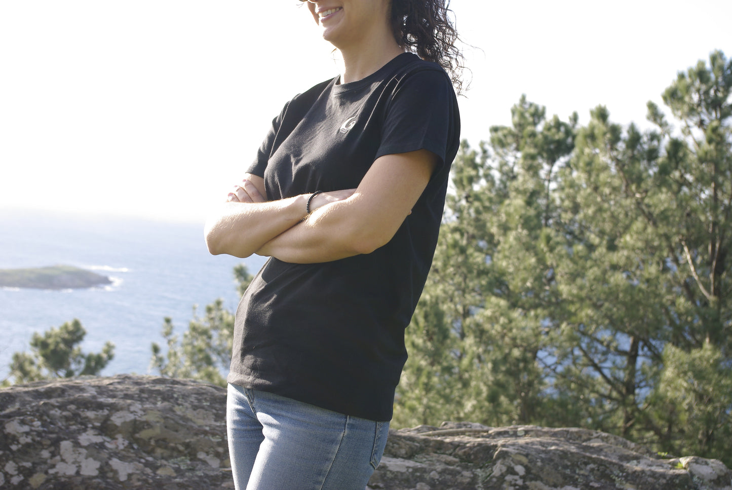 Camiseta negra bordada