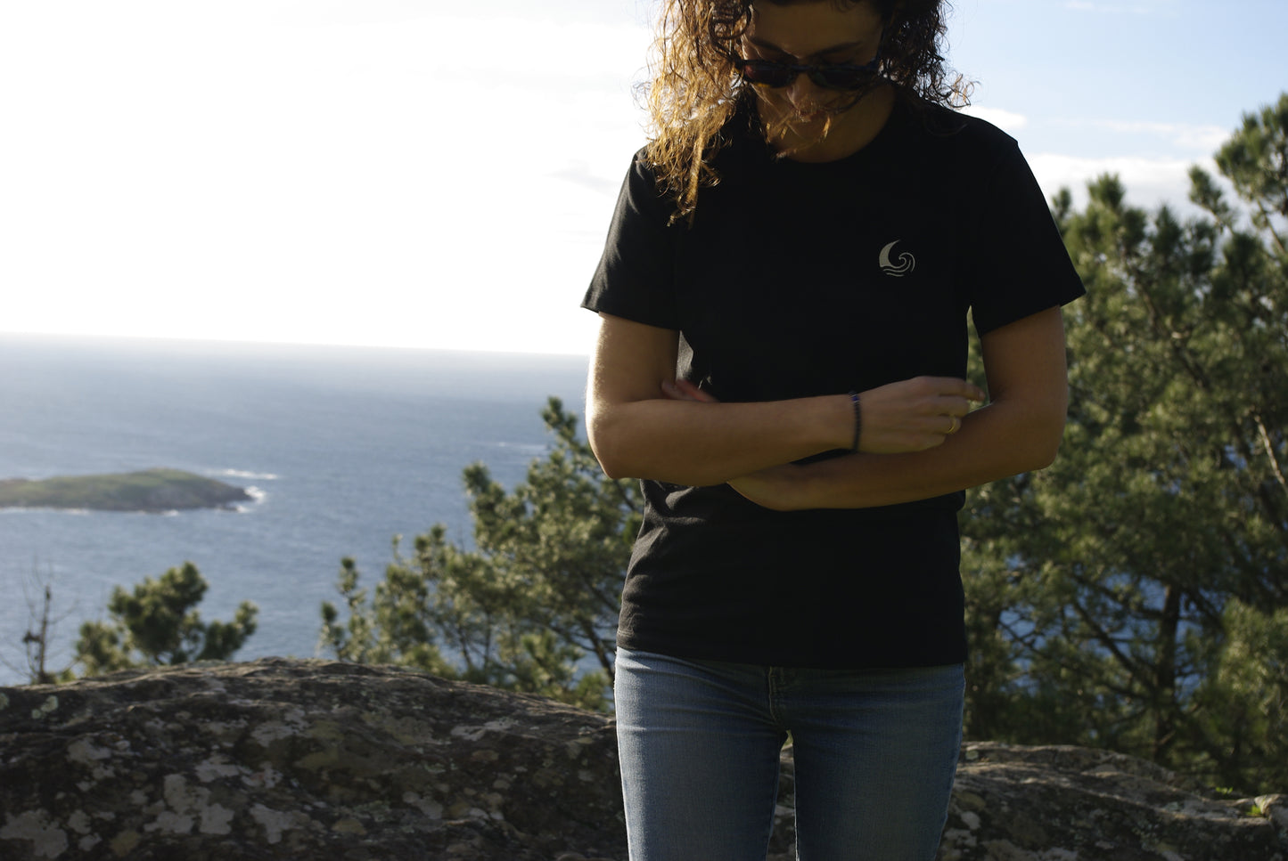 Camiseta negra bordada