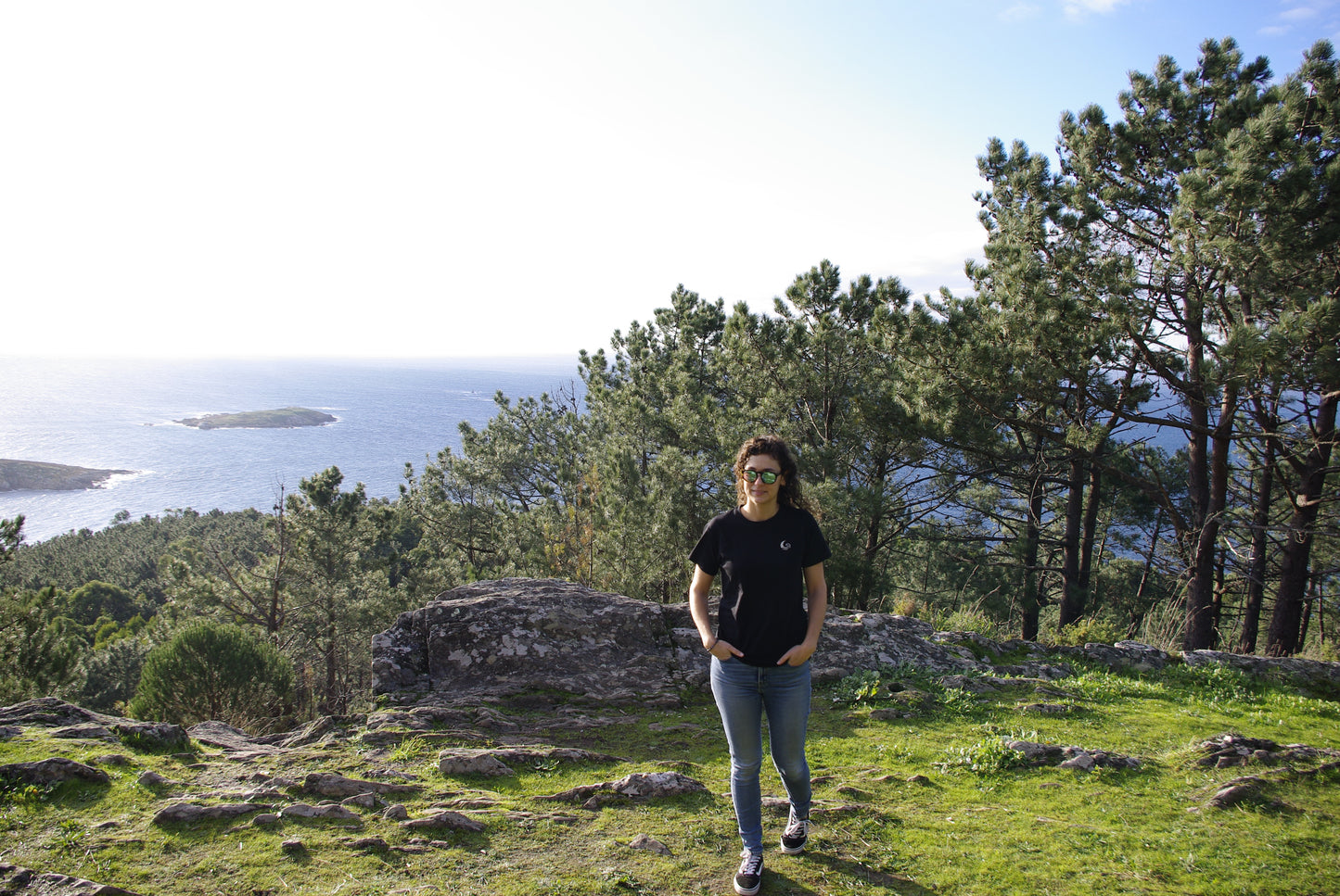 Camiseta negra bordada