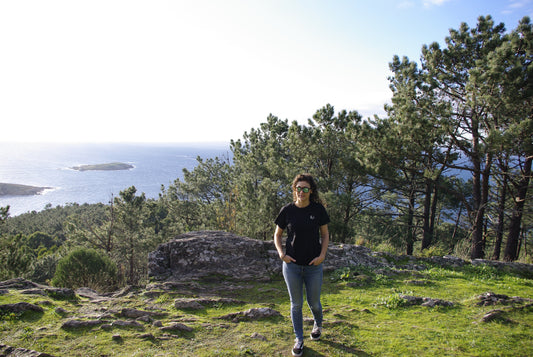 Camiseta negra bordada