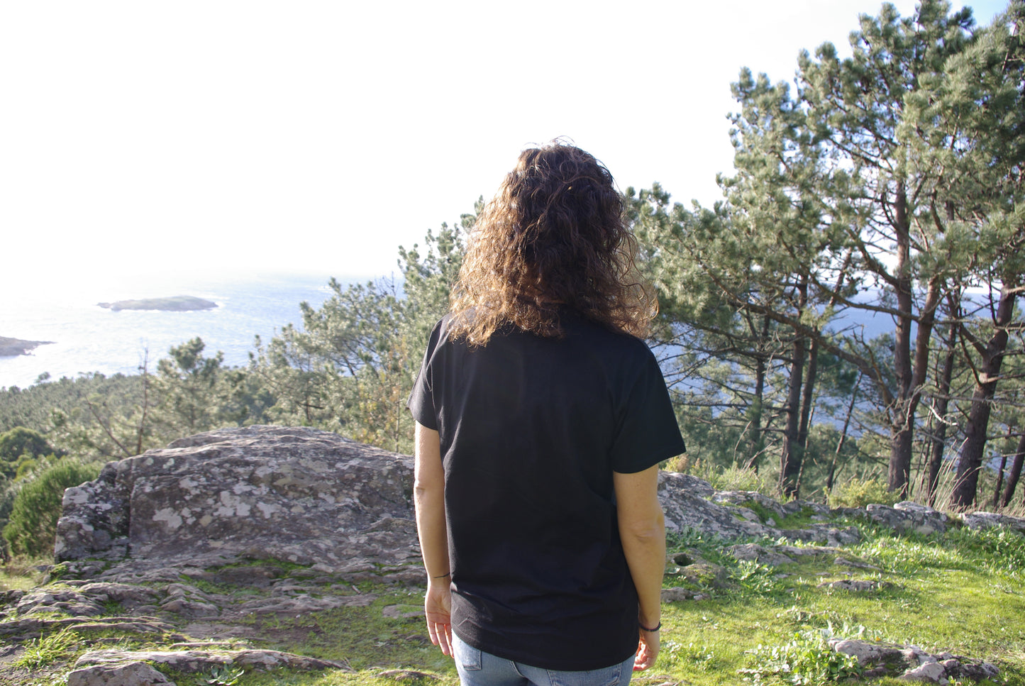 Camiseta negra bordada