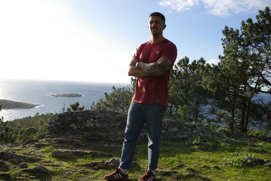 Camiseta roja bordada