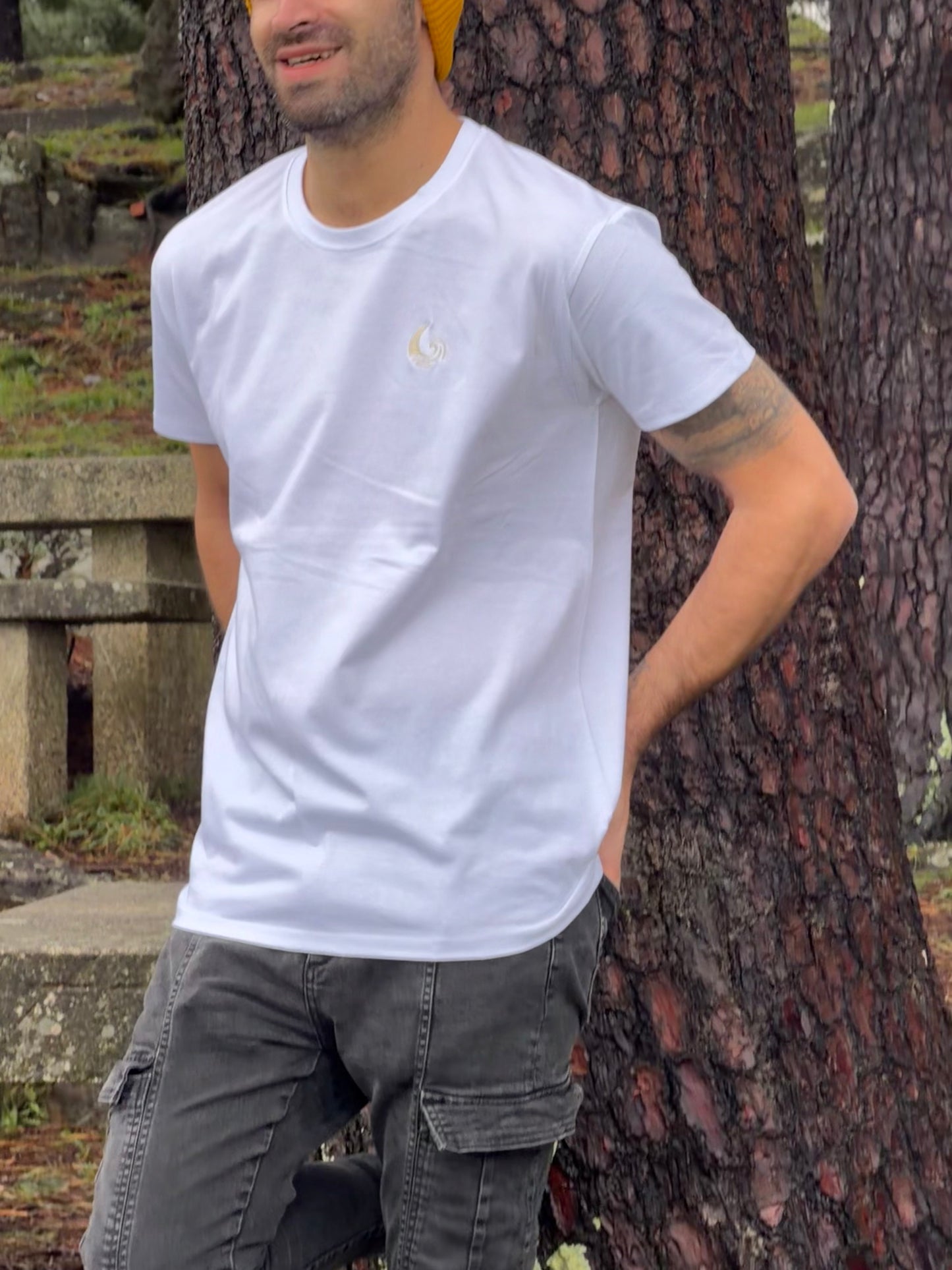 Camiseta blanca bordada